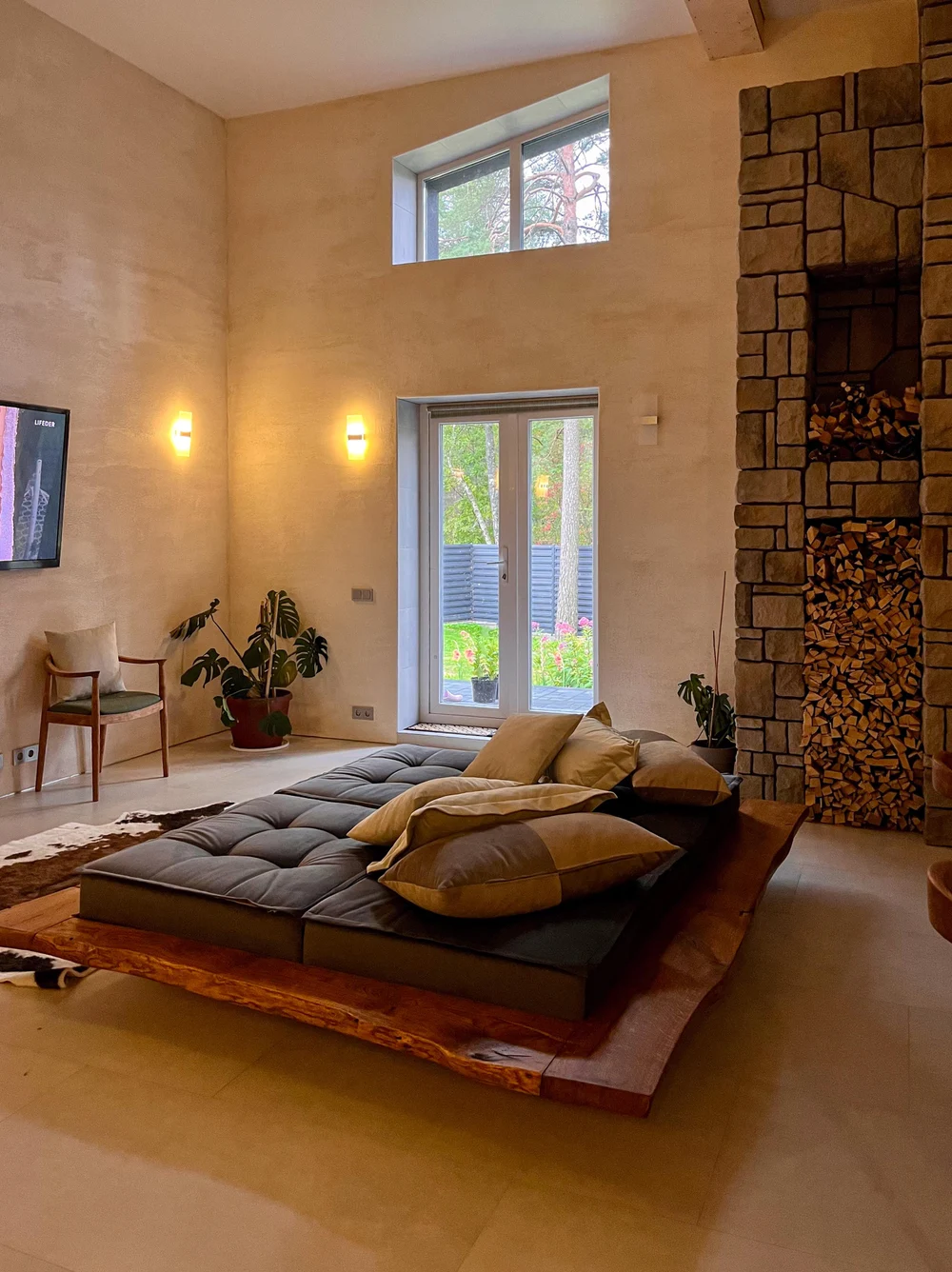 Диван с парящим эффектом на  металлическом каркасе