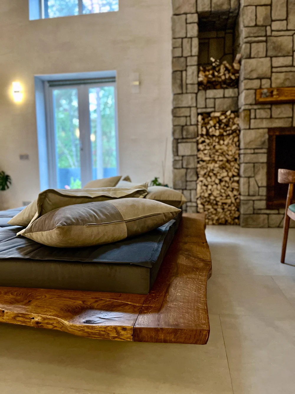 Диван с парящим эффектом на  металлическом каркасе