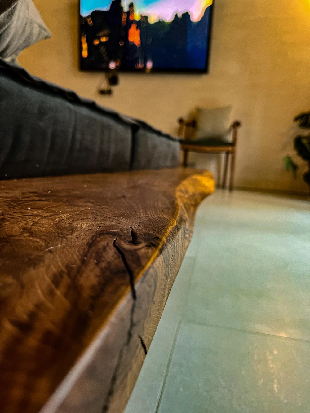 Диван с парящим эффектом на  металлическом каркасе